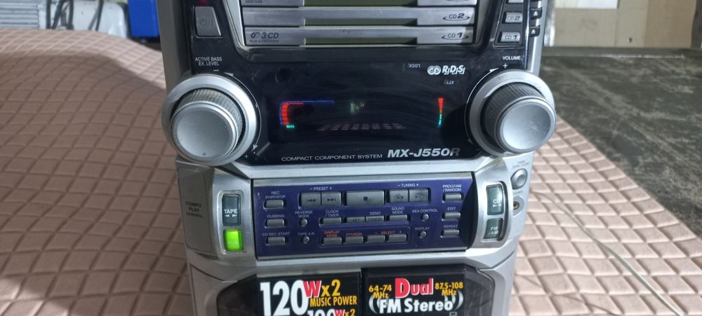 Музичний центр JVC MX-J 550R, в мережу вмикається, радіо працює