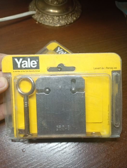 Yale zamki do starych mebli