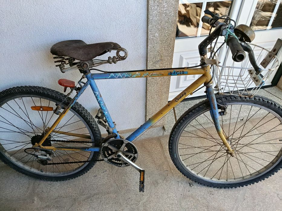 Bicicleta antiga com assento muito antigo