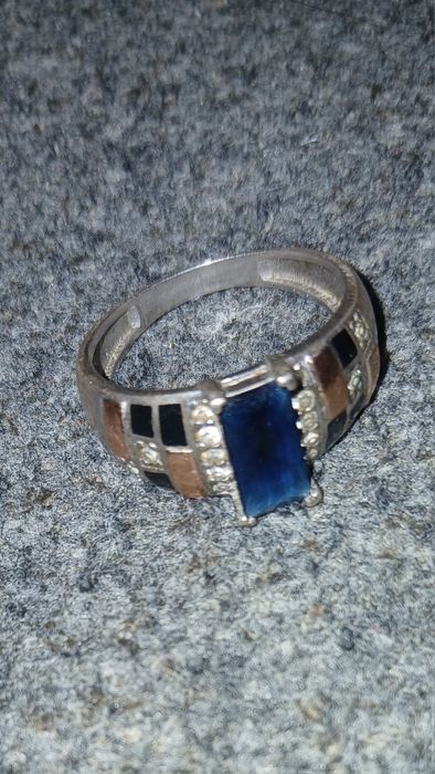 Продам серебряное кольцо с золотыми вставками.