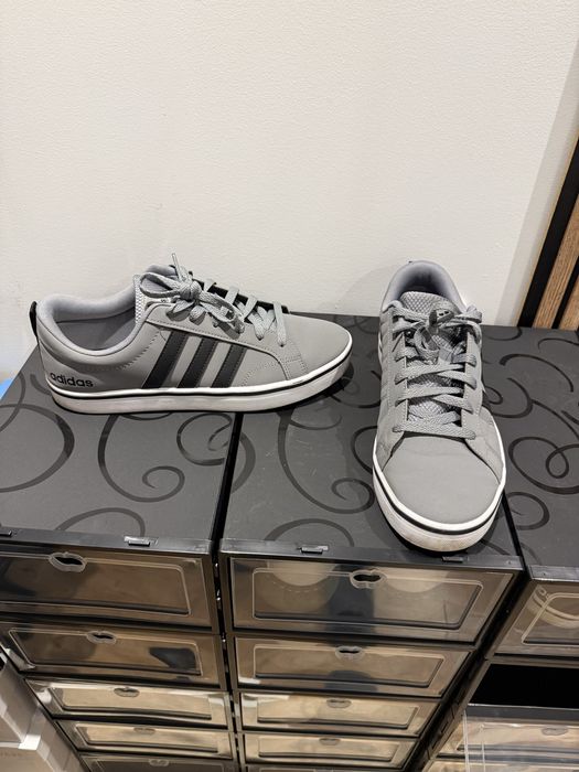 Tenis Adidas Cinza