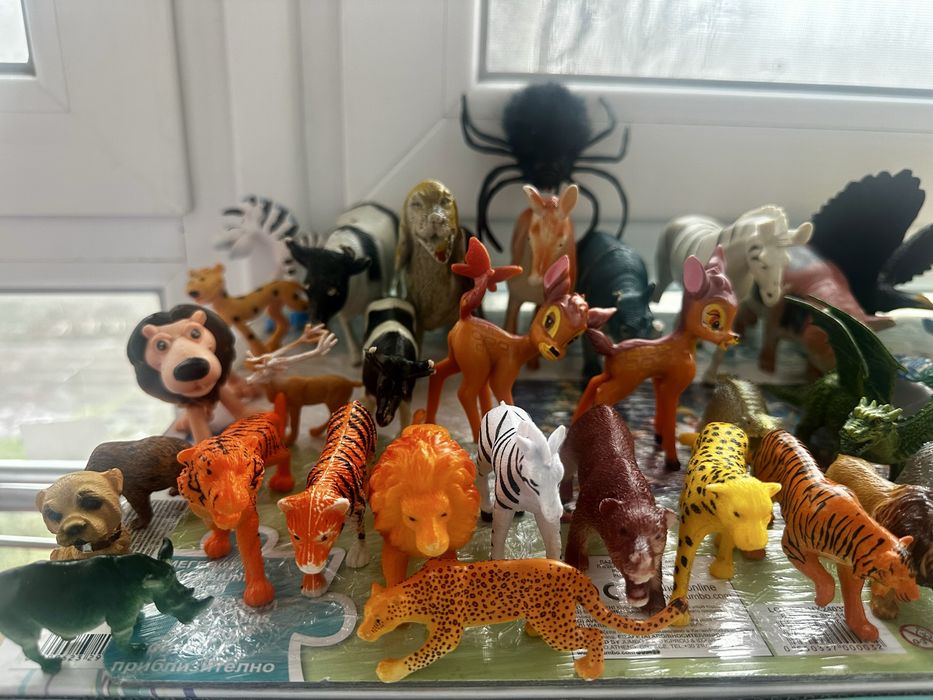 Фігурки тварин, птахів, динозаврів