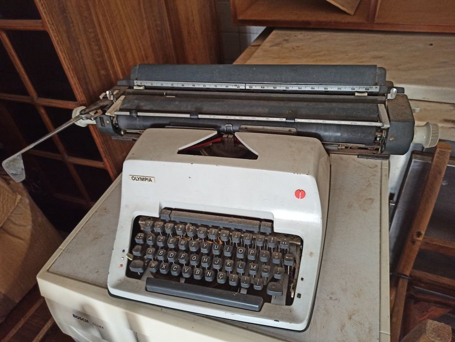 PARA REPARAR - Máquina de escrever antiga Olympia