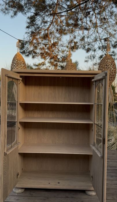 Rustykalna  biblioteczka w stanie surowym
