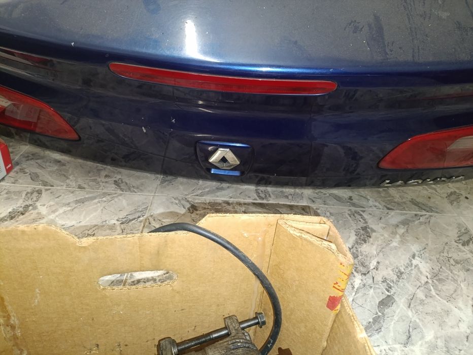 Tampa da mala completa com vidro e farolins . Caixa velocidade farois