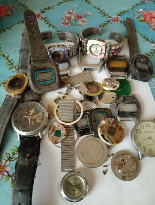 Лот часов на запчасти.