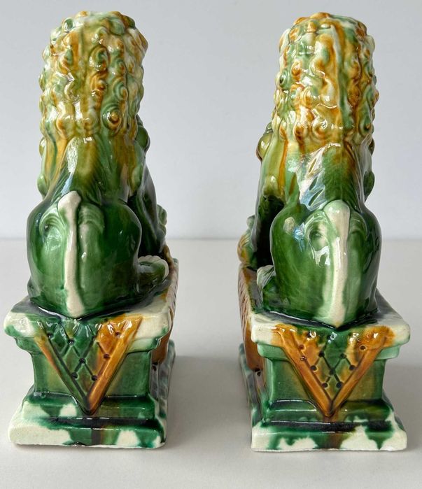 Um excepcional par de Cães de Foo, cerâmica China, Família Verde