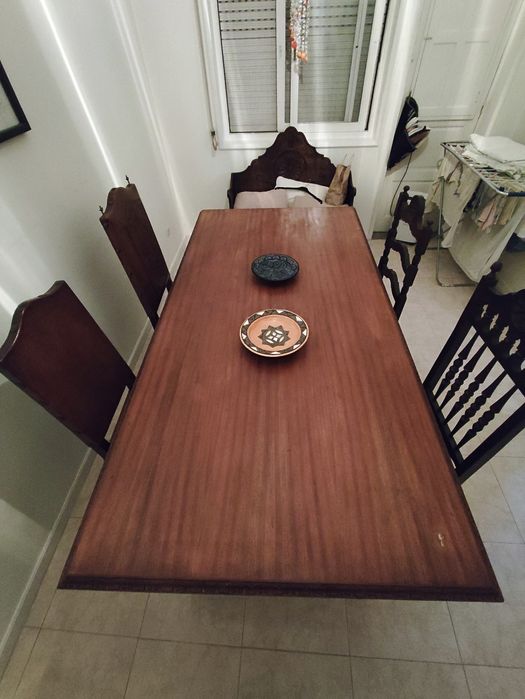 Mesa madeia de sala jantar e 4 cadeiras