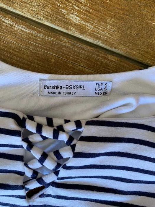 Top curto com cordão às riscas Bershka
