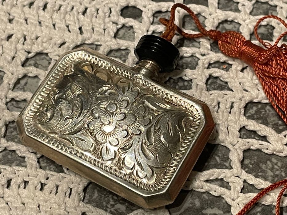 Stara srebrna perfumetka pięknie zdobiona