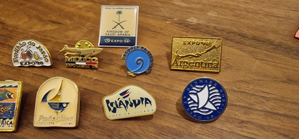 Diversos PINS da EXPO 98
