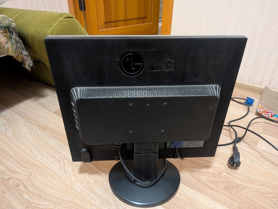 Монитор 19" LG Flatron L1952S
