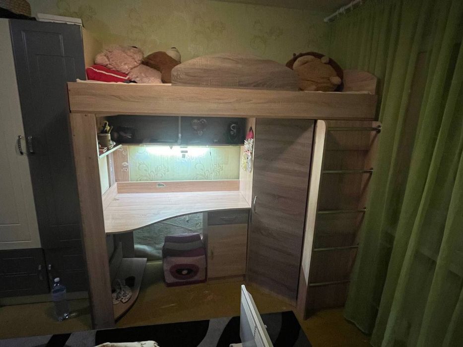 Ліжко-горище з шафою і письмовим столом