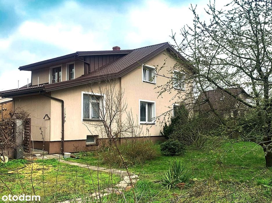 Urokliwy cichy przestronny dom wolnostojący, duży garaż oraz działki.