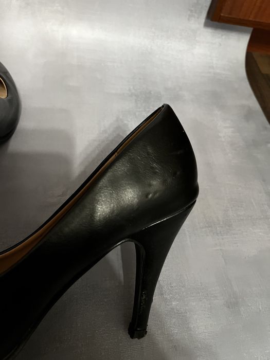 Klasyczne czarne buty na obcasie