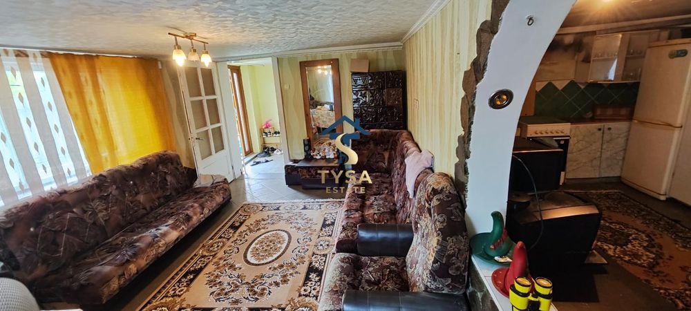 Великий будинок у Тячеві: 210 м², 7 соток, гараж та всі комунікації