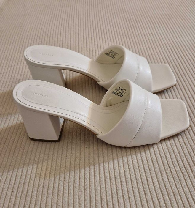 Sandálias Brancas com salto Lefties