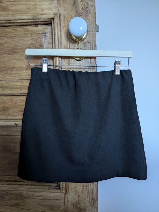 Minissaia preta com elástico na cintura