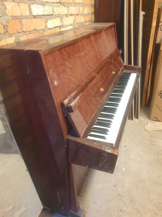 Піаніно Україно, в робочому стані