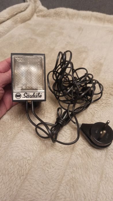 Lampa blyskowa do aparatu fotograficznego.