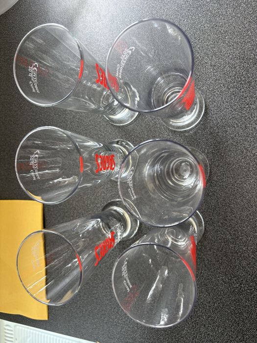 Varios copos de cerveja