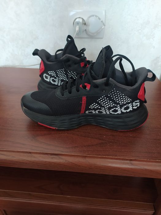 Продам кросівки adidas