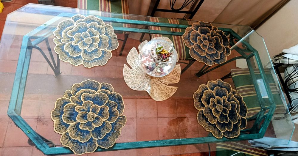 Mesa de sala com cadeiras