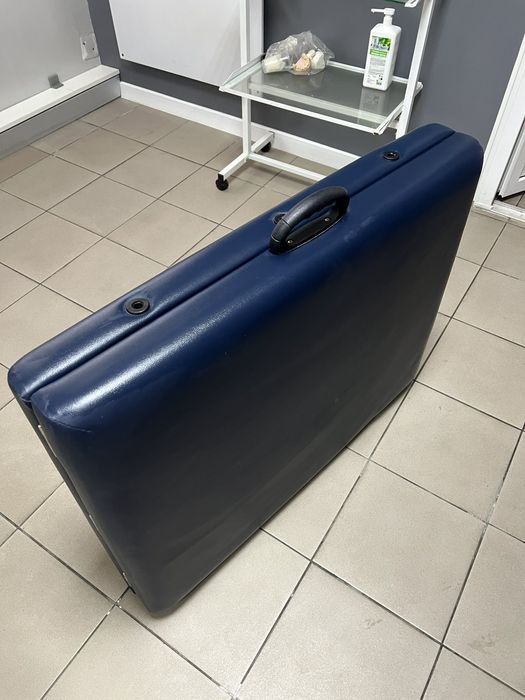 Продаеться масажний стіл