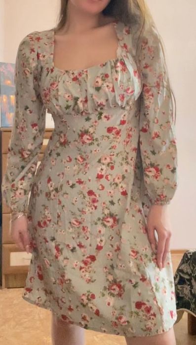 Ніжна жіноча сукня