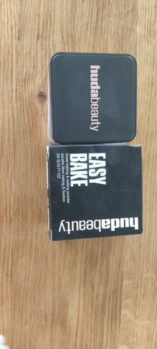 Huda Beauty Cherry Blossom easy bake puder