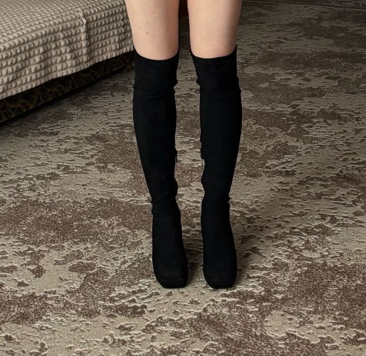 Чорні високі замшеві ботфорти на каблуці
