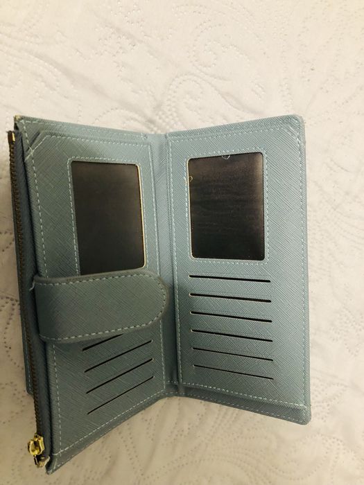 Carteira com varios espacos para documentos e cartoes