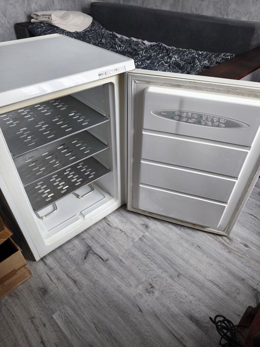 Морозильна камера на 4 полички