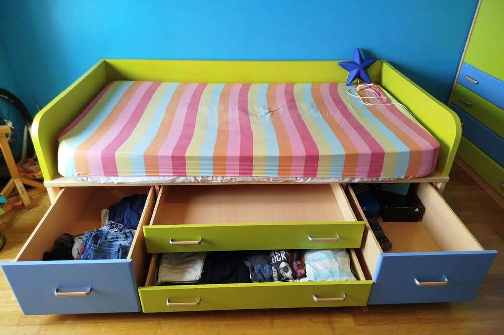 Cama adolescente com gavetões,  guarda roupa,  prateleiras e cabide