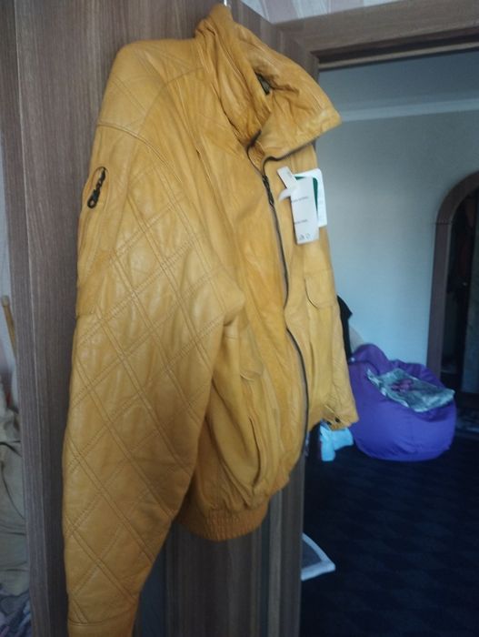 Чоловіча шкіряна куртка бомбер пілот світло коричнева жовта розмір м