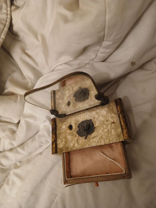 Guarda joias com 200 anos