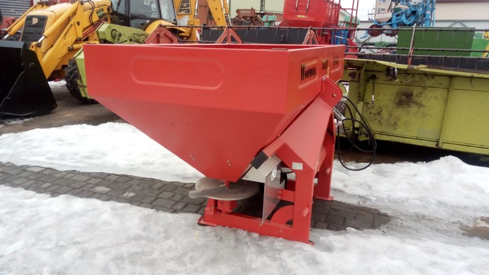 Розкидач мінеральних добрив 1000 кг Woprol (Польща)