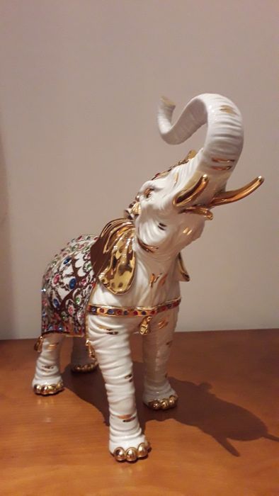 Lindíssimo elefante em porcelana
