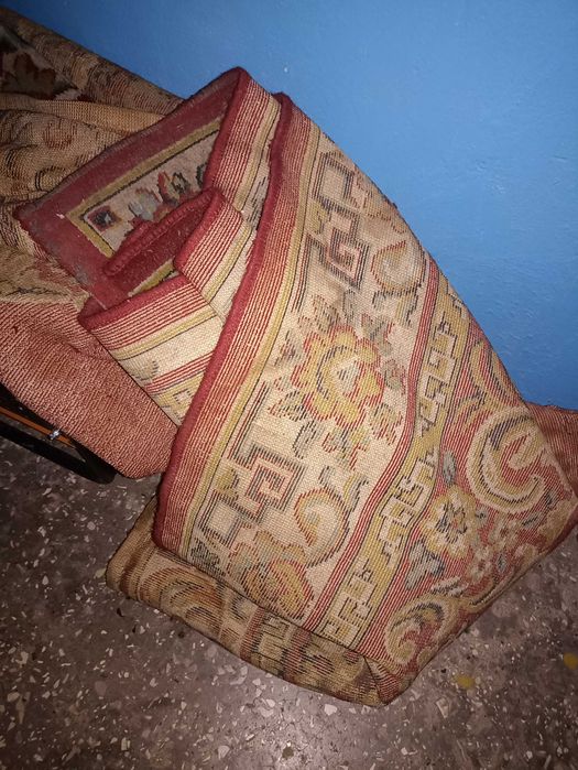 Продам ковра на пол!розміри 2 метра на 3 метра!теплий і приємний.