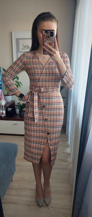 Elegancka taliowana sukienka midi z paskiem w kratkę Mohito 32 XXS