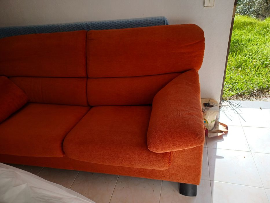 Sofá laranja 3 lugares
