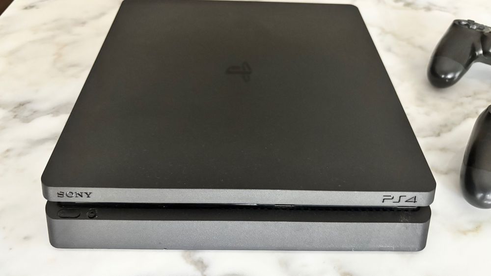 PlayStation 4 Slim 1TB – Modelo CUH-2116B – 2 Comandos