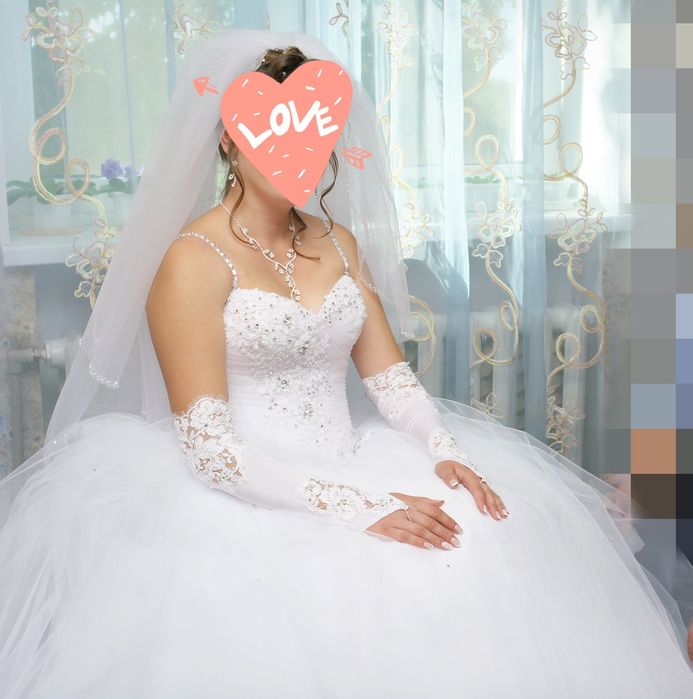 Весільна сукня з фатою та рукавичками