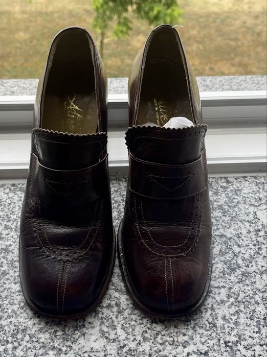 Sapatos cor castanho