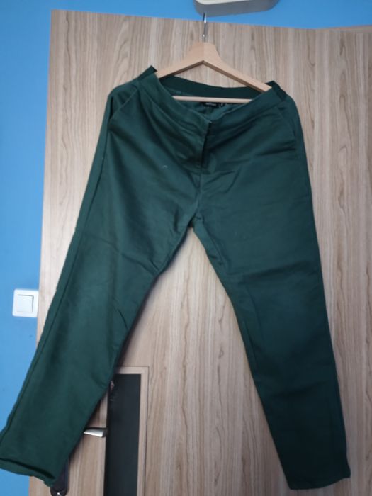 Spodnie damskie w kolorze butelkowej zieleni