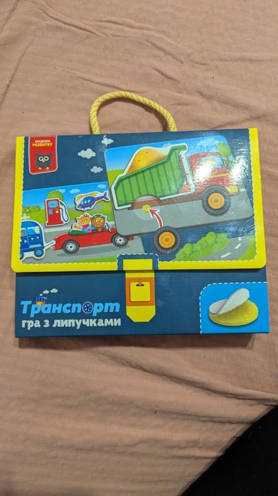 Гра з липучками «Транспорт» з 4 ігрових полів, 17 деталей та 32 липучк