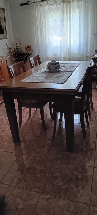 Sala de jantar com mesa extensivel e 4 cadeiras