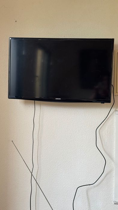 Televisão Samsung 32 mas mesa