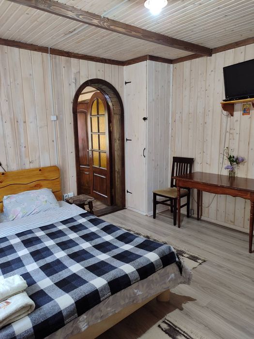 Відпочинок в Карпатах номер з окремим входом і кухнею .