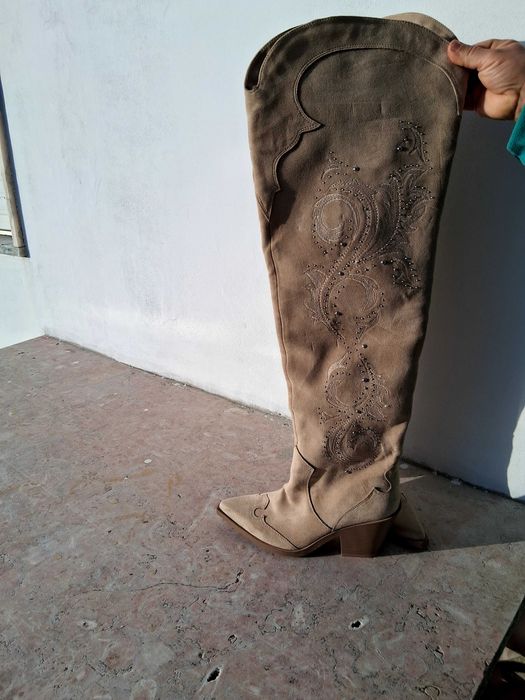 Vestido Zara,com bota Breskha.
